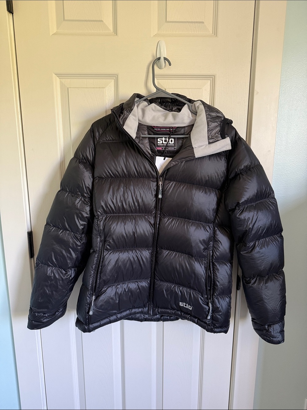 Stio Hometown Down Hooded Jacket in Abyss
